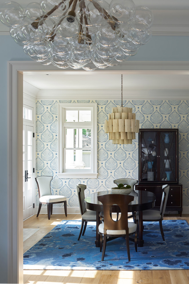 Foto di una sala da pranzo aperta verso la cucina classica di medie dimensioni con pareti blu, parquet chiaro e pavimento marrone