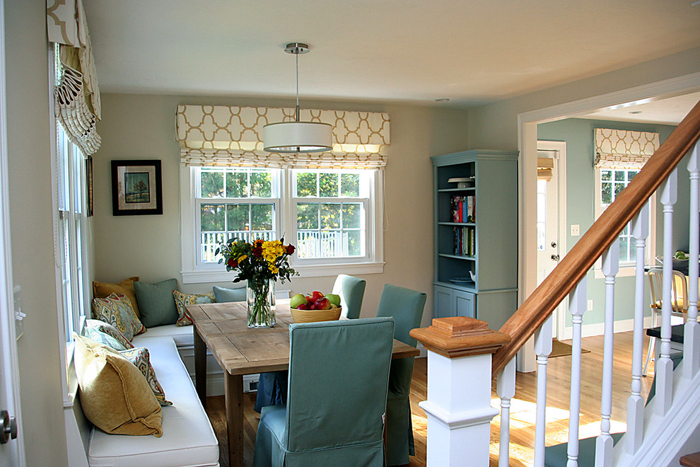 Aménagement d'une grande salle à manger ouverte sur la cuisine bord de mer avec un mur beige, un sol en bois brun et aucune cheminée.