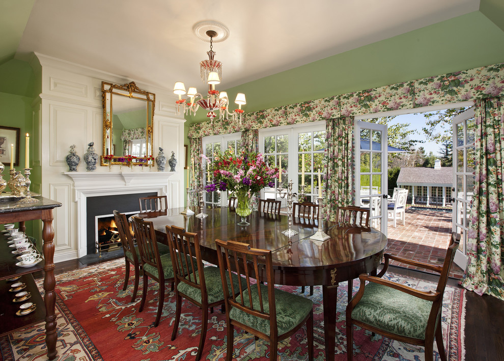 Inspiration pour une salle à manger traditionnelle avec un mur vert, parquet foncé et une cheminée standard.