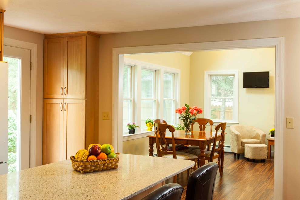 Immagine di una piccola sala da pranzo aperta verso la cucina chic con pareti beige e pavimento in bambù