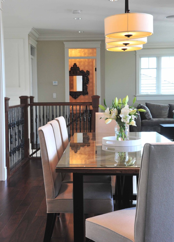 Inspiration pour une salle à manger ouverte sur la cuisine traditionnelle de taille moyenne avec un mur beige et parquet foncé.
