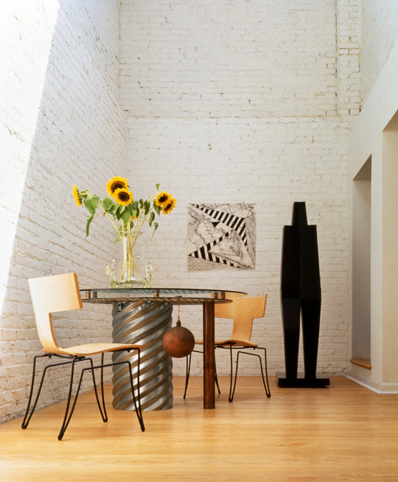 Idee per una sala da pranzo contemporanea con pareti bianche e pavimento in legno massello medio