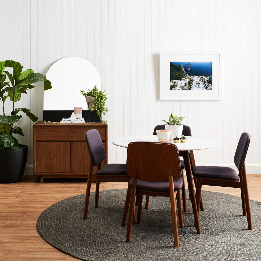 Idee per una sala da pranzo minimalista di medie dimensioni con pareti bianche, pavimento in vinile, nessun camino e pavimento beige