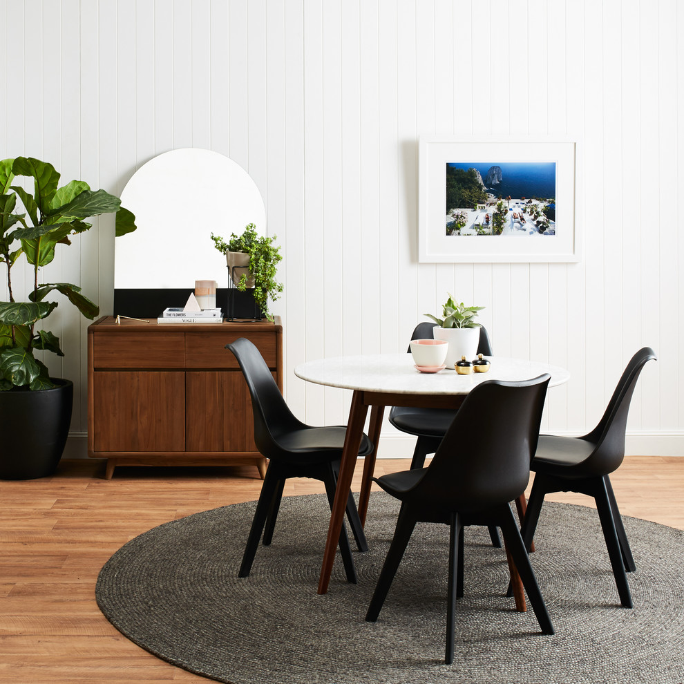 Réalisation d'une salle à manger design de taille moyenne avec un mur blanc, un sol en vinyl, aucune cheminée et un sol marron.