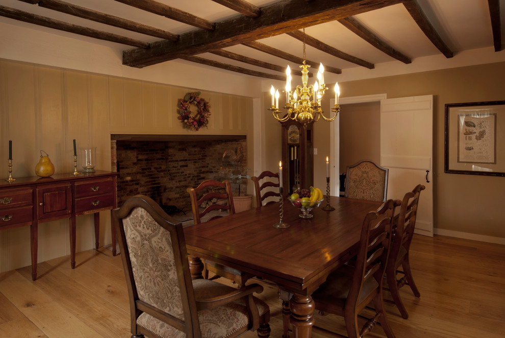 Idee per una sala da pranzo tradizionale di medie dimensioni con pareti beige, pavimento in legno massello medio e camino classico
