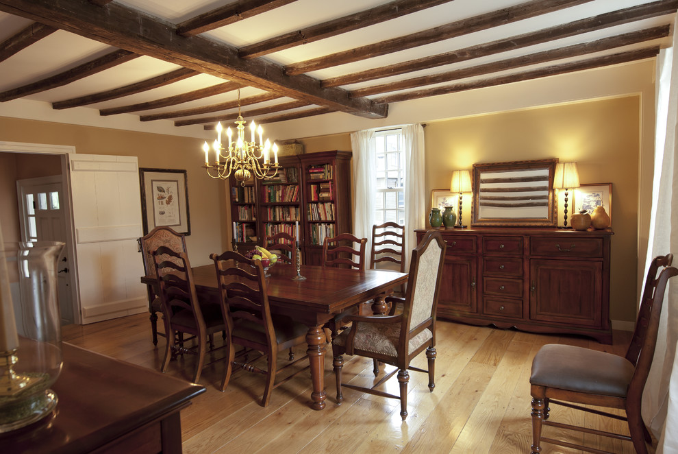 Inspiration pour une salle à manger traditionnelle de taille moyenne avec un mur jaune et un sol en bois brun.