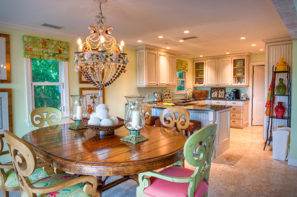 Mittelgroße Wohnküche ohne Kamin mit gelber Wandfarbe, Travertin und beigem Boden in Tampa