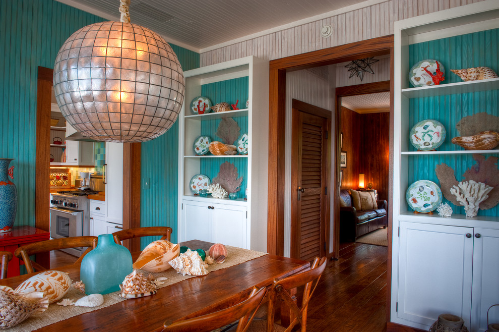 Esempio di una sala da pranzo tropicale chiusa e di medie dimensioni con pareti blu, parquet scuro, nessun camino e pavimento marrone