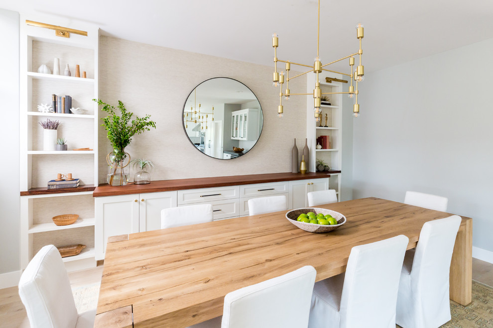 Пример оригинального дизайна: кухня-столовая среднего размера в стиле ретро с светлым паркетным полом, бежевыми стенами и коричневым полом без камина