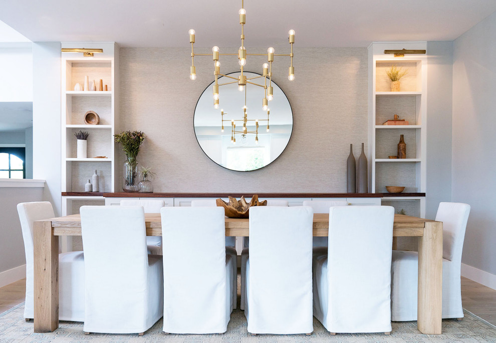 Immagine di una sala da pranzo aperta verso la cucina moderna di medie dimensioni con parquet chiaro, pareti beige, nessun camino e pavimento marrone