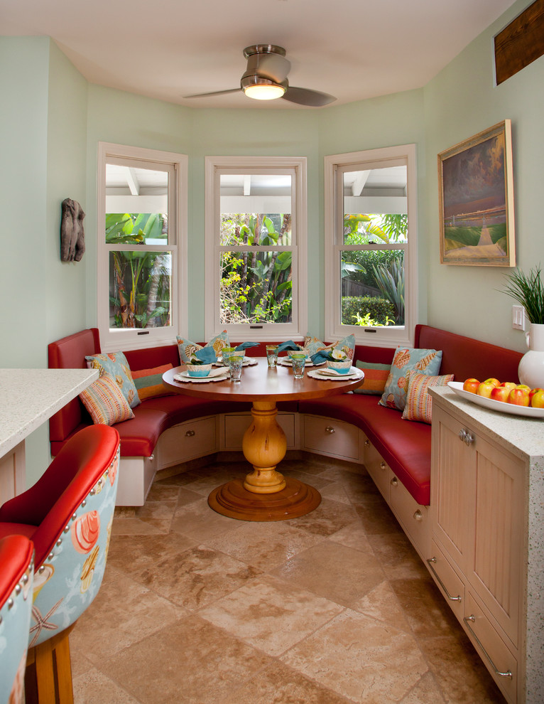 Idéer för att renovera ett mellanstort tropiskt kök med matplats, med blå väggar