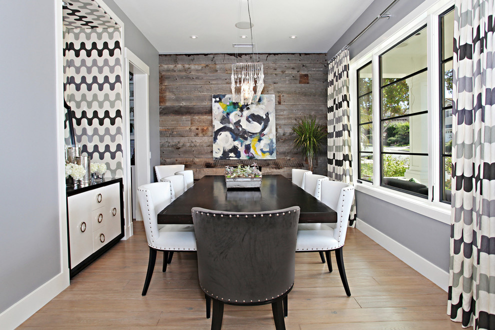 Ispirazione per una sala da pranzo aperta verso il soggiorno contemporanea di medie dimensioni con pareti grigie e parquet chiaro