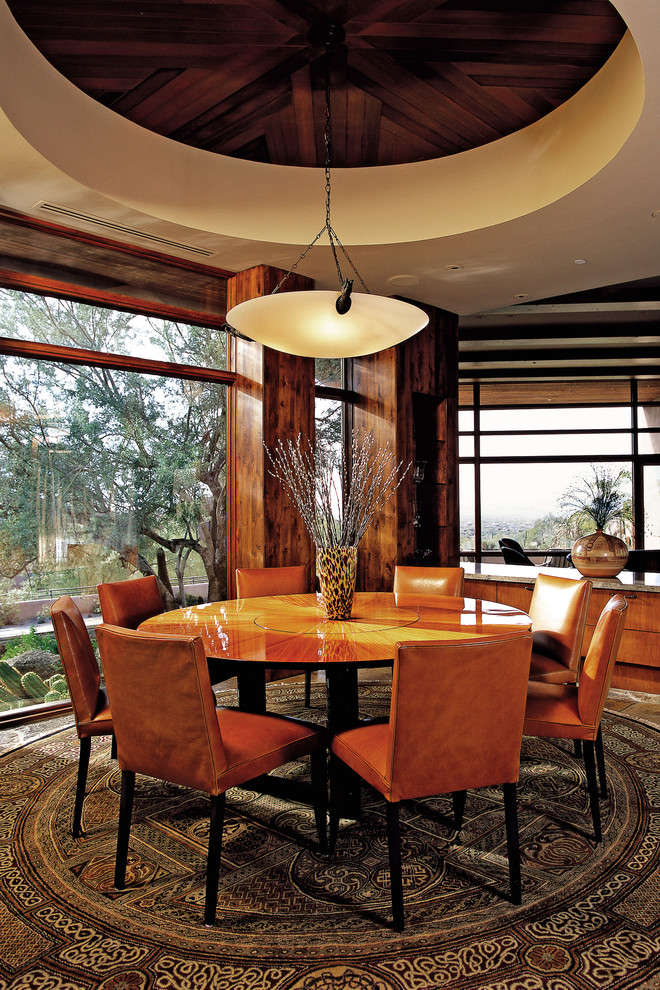 Immagine di una sala da pranzo aperta verso il soggiorno design con pareti marroni, pavimento in legno massello medio e pavimento marrone