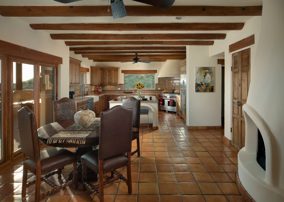 Esempio di una sala da pranzo aperta verso la cucina rustica di medie dimensioni con pavimento in terracotta