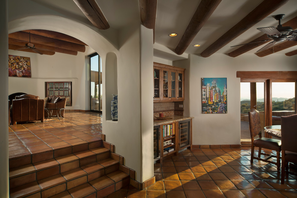 Mittelgroße Urige Wohnküche mit weißer Wandfarbe und Terrakottaboden in Phoenix