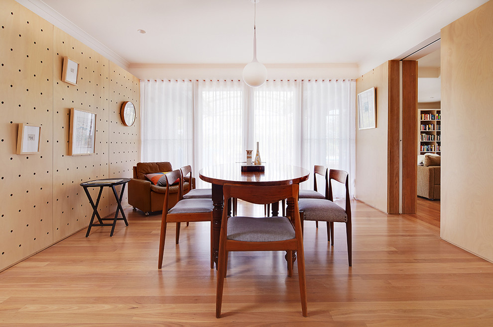 Idée de décoration pour une salle à manger design de taille moyenne avec un sol en bois brun.