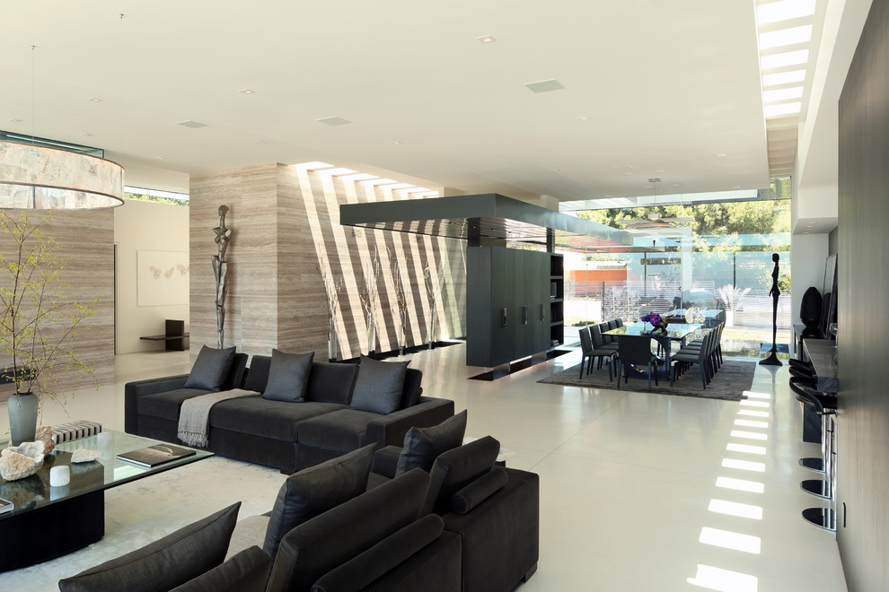 Свежая идея для дизайна: гостиная-столовая среднего размера в современном стиле с бежевыми стенами, полом из керамической плитки и бежевым полом без камина - отличное фото интерьера