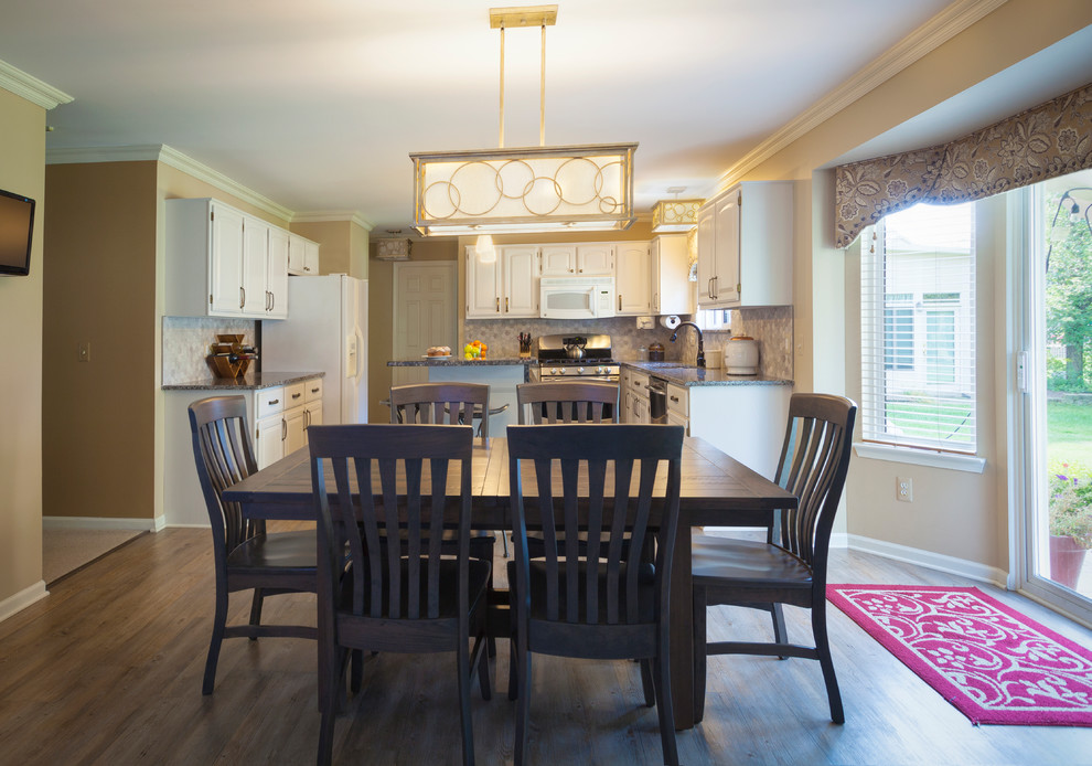 Aménagement d'une salle à manger ouverte sur la cuisine classique de taille moyenne avec un sol marron.