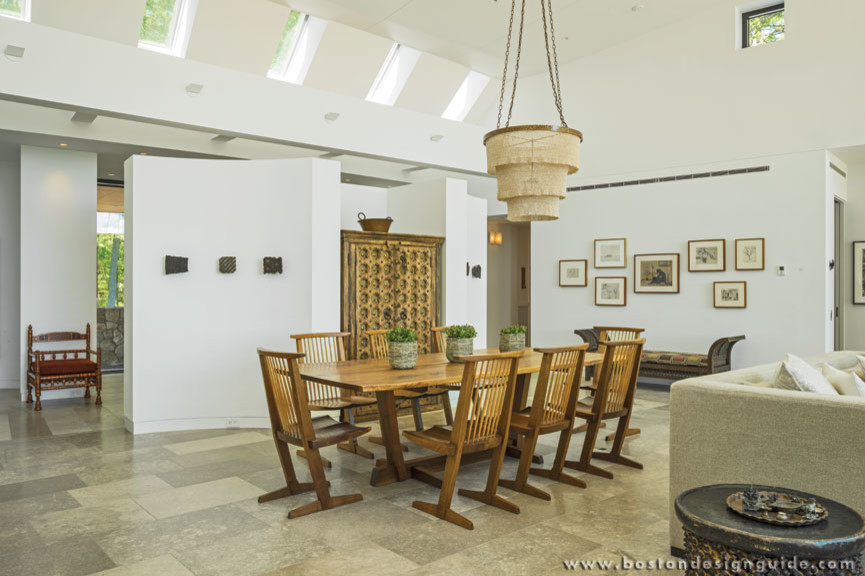 Ispirazione per una piccola sala da pranzo contemporanea con pareti bianche e pavimento in pietra calcarea