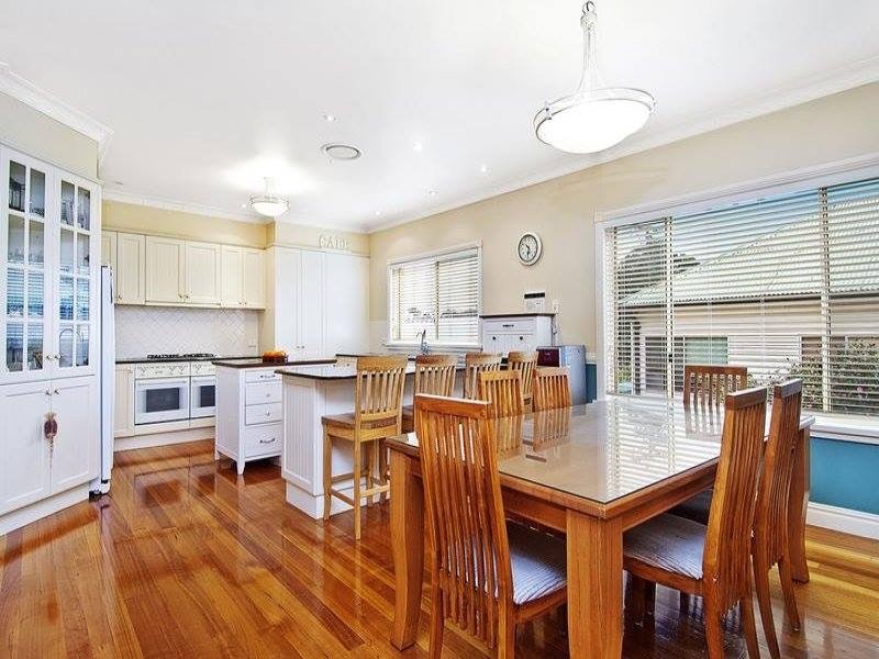 Design ideas for a traditional dining room in Gold Coast - Tweed.
