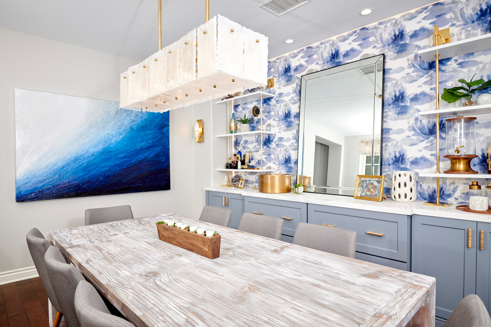 Ispirazione per una sala da pranzo aperta verso il soggiorno tradizionale di medie dimensioni con pareti blu, parquet scuro, pavimento marrone e carta da parati