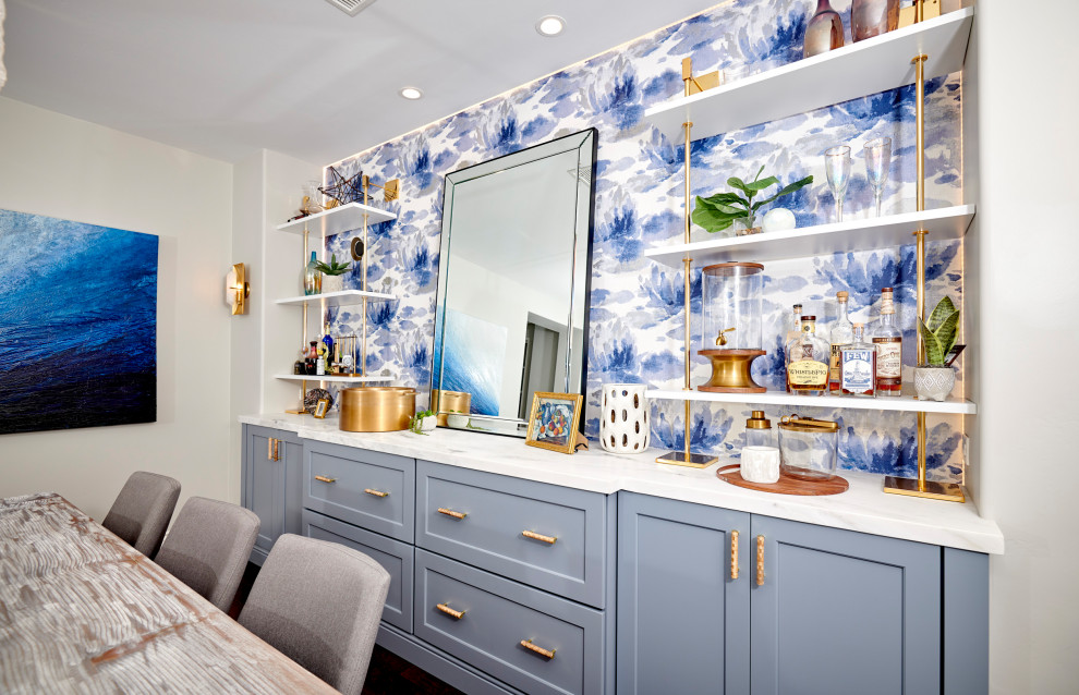 Immagine di una sala da pranzo aperta verso il soggiorno tradizionale di medie dimensioni con pareti blu, parquet scuro, pavimento marrone e carta da parati