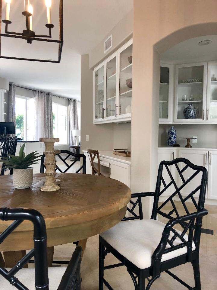 Foto di una sala da pranzo aperta verso la cucina tradizionale di medie dimensioni con pareti beige, pavimento in gres porcellanato e pavimento beige