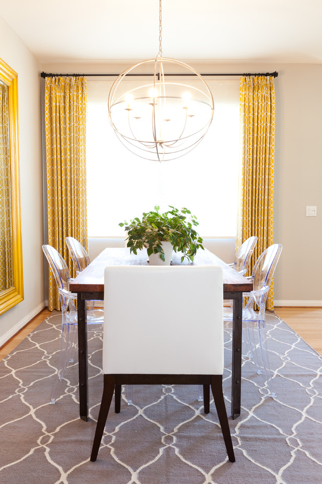 Cette photo montre une salle à manger éclectique avec un mur beige et un sol en bois brun.