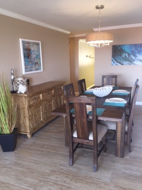 Ispirazione per una sala da pranzo aperta verso la cucina stile marino di medie dimensioni con pareti beige e pavimento con piastrelle in ceramica