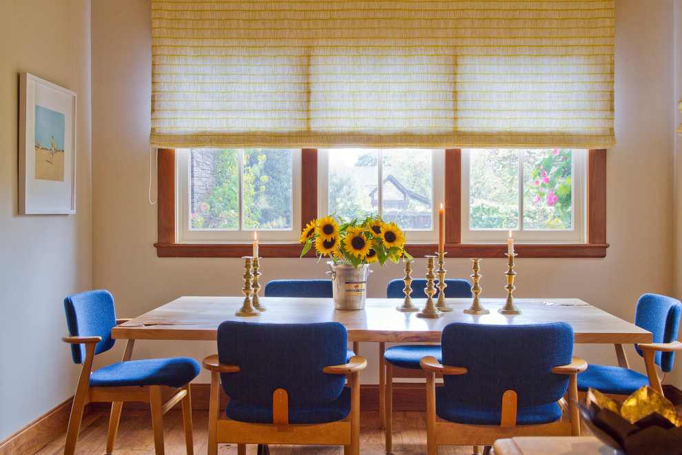 Exemple d'une salle à manger ouverte sur la cuisine rétro de taille moyenne avec un mur beige, un sol en bois brun et aucune cheminée.
