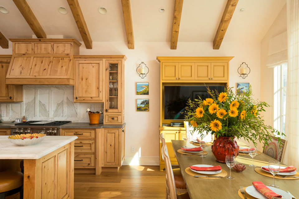 Aménagement d'une salle à manger ouverte sur la cuisine classique de taille moyenne avec un mur beige, un sol en bois brun, aucune cheminée et un sol marron.