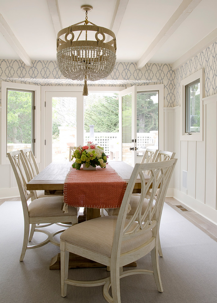 Idée de décoration pour une salle à manger ouverte sur la cuisine marine de taille moyenne avec un mur blanc.