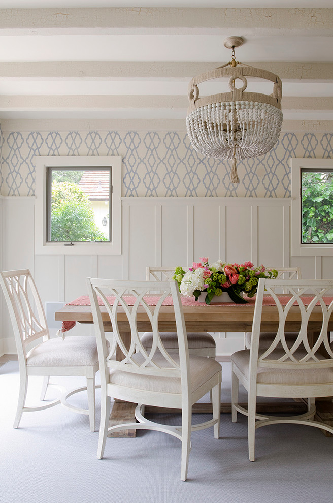 Ispirazione per una sala da pranzo stile marino con pareti multicolore e pavimento grigio