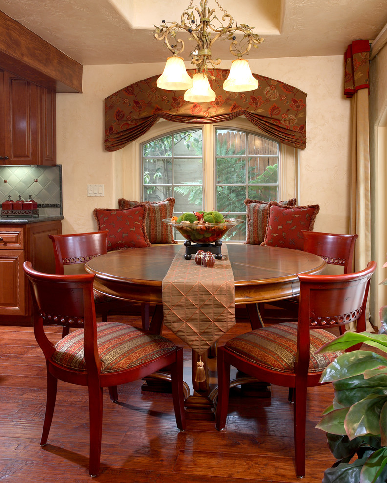 Foto di una sala da pranzo classica chiusa e di medie dimensioni con pareti beige e pavimento in legno massello medio