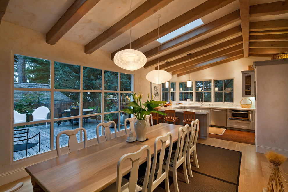 Moderne Wohnküche mit beiger Wandfarbe und braunem Holzboden in San Francisco