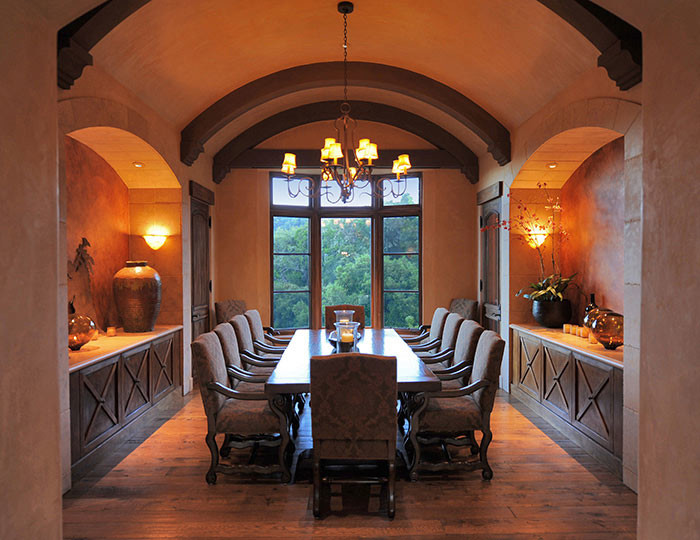 Idées déco pour une très grande salle à manger ouverte sur la cuisine méditerranéenne avec un mur beige et un sol en bois brun.