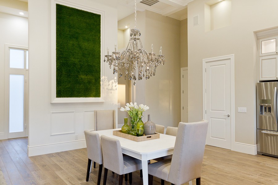 Idee per una grande sala da pranzo aperta verso il soggiorno minimalista con pavimento in legno massello medio, pareti beige, nessun camino e pavimento marrone