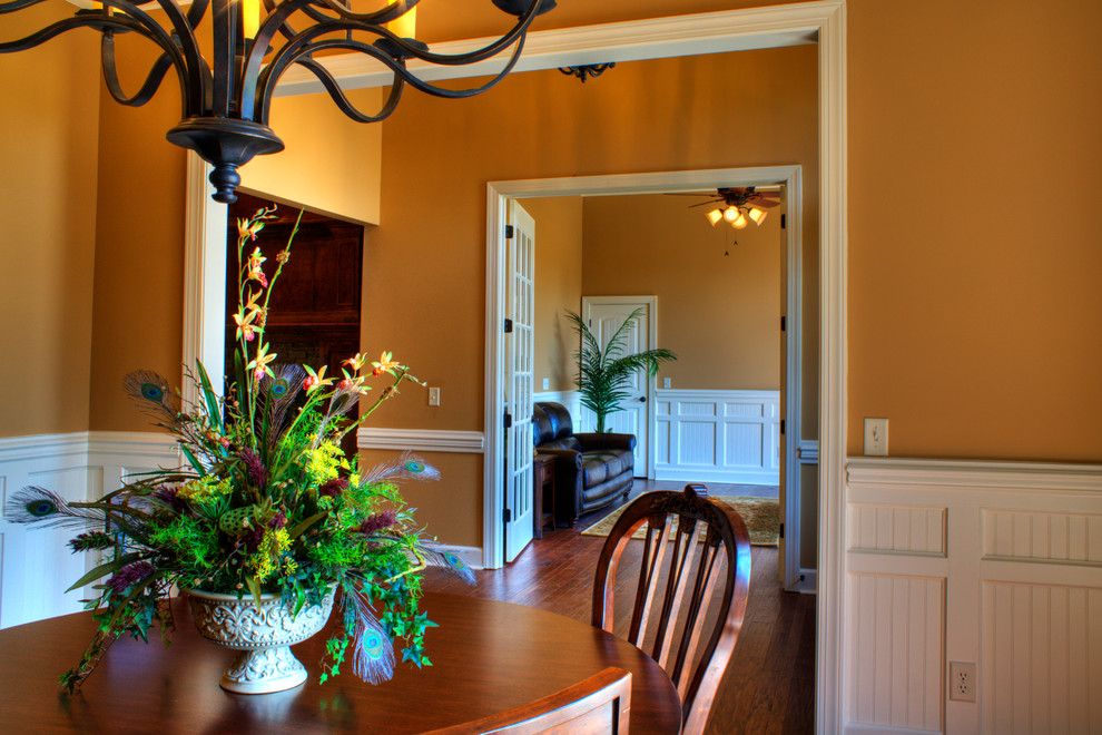 Ispirazione per una sala da pranzo classica di medie dimensioni e chiusa con pareti marroni e pavimento in legno massello medio