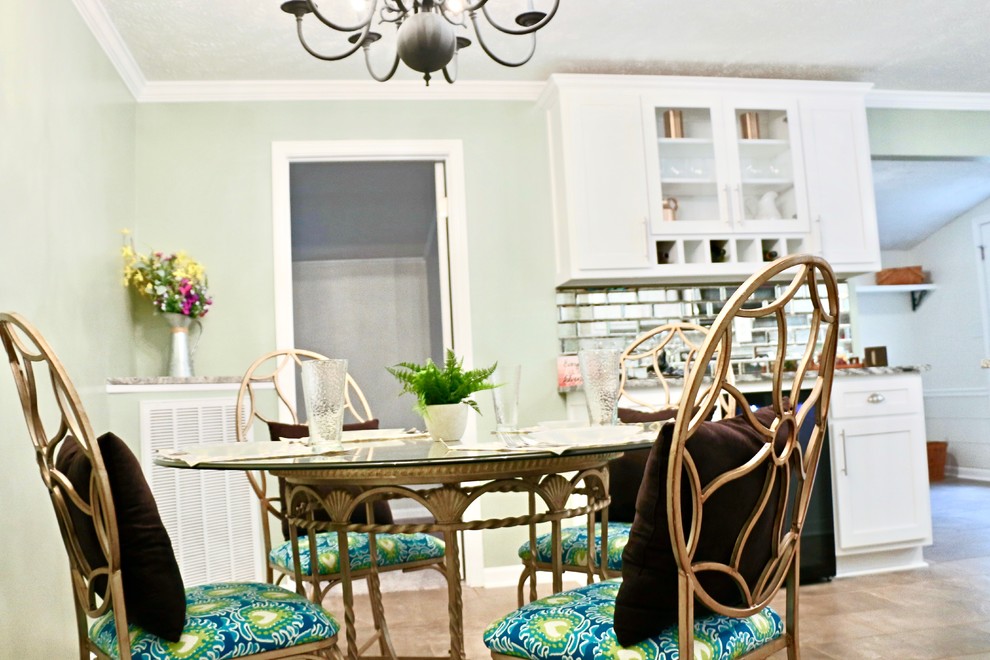 Inspiration för ett litet vintage kök med matplats, med gröna väggar, klinkergolv i keramik och brunt golv