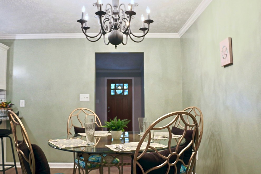 Ejemplo de comedor de cocina tradicional renovado de tamaño medio con paredes verdes, suelo de baldosas de cerámica y suelo marrón