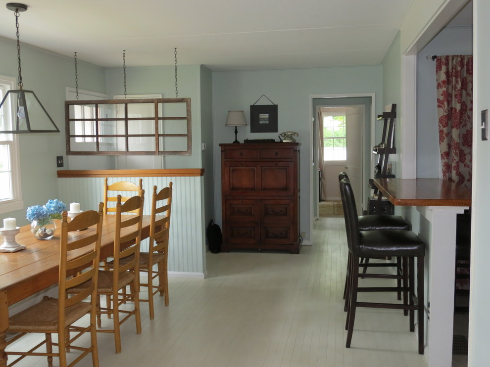 На фото: маленькая кухня-столовая в стиле неоклассика (современная классика) с синими стенами и деревянным полом для на участке и в саду