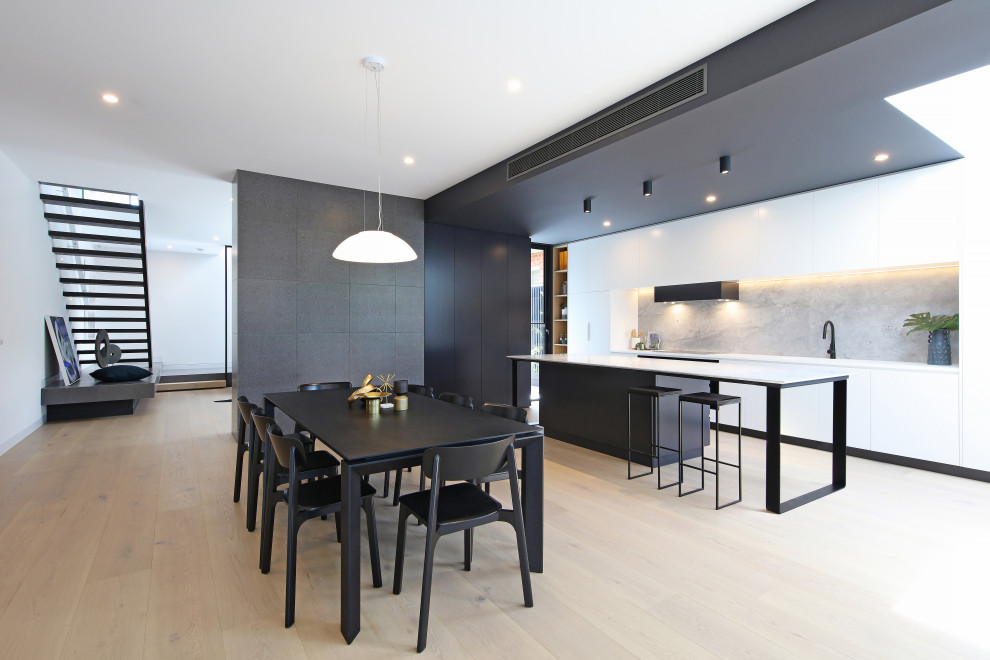 Moderne Wohnküche mit weißer Wandfarbe, hellem Holzboden und beigem Boden in Melbourne