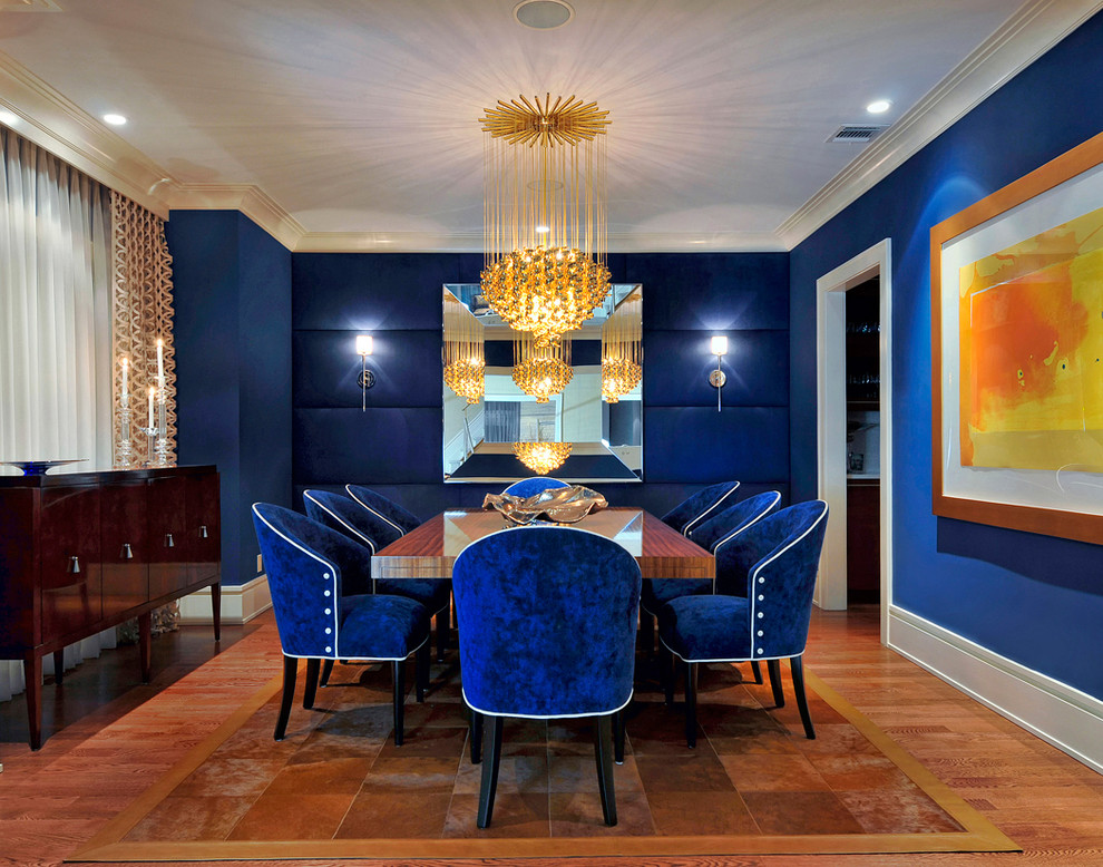 Esempio di una sala da pranzo contemporanea chiusa e di medie dimensioni con pareti blu, pavimento marrone, pavimento in legno massello medio e nessun camino