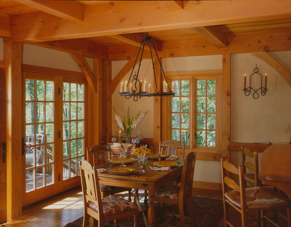 Foto di una sala da pranzo aperta verso la cucina chic con pareti gialle e pavimento in legno massello medio