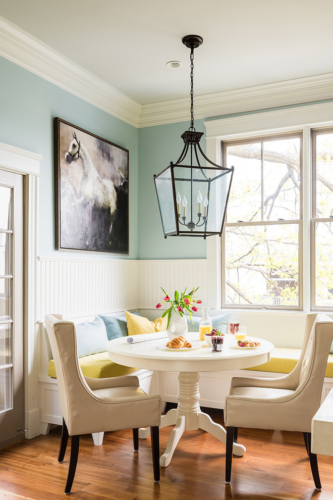Foto de comedor clásico con paredes azules y suelo de madera en tonos medios