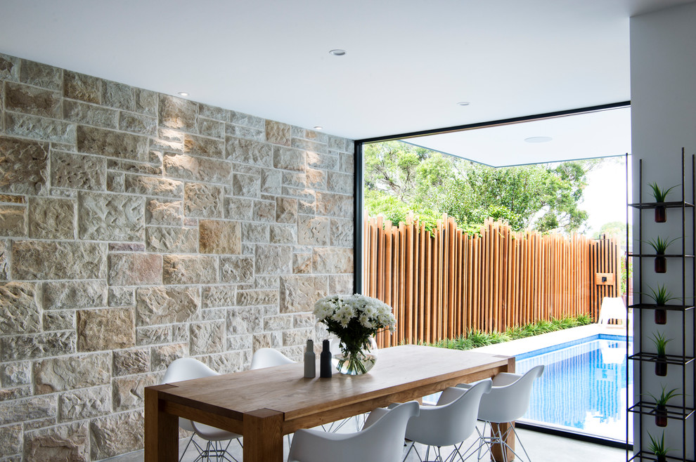 Große Moderne Wohnküche mit weißer Wandfarbe, Betonboden und grauem Boden in Sydney