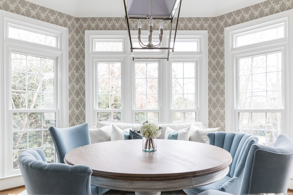 Mittelgroße Klassische Wohnküche mit grauer Wandfarbe und braunem Boden in Charlotte