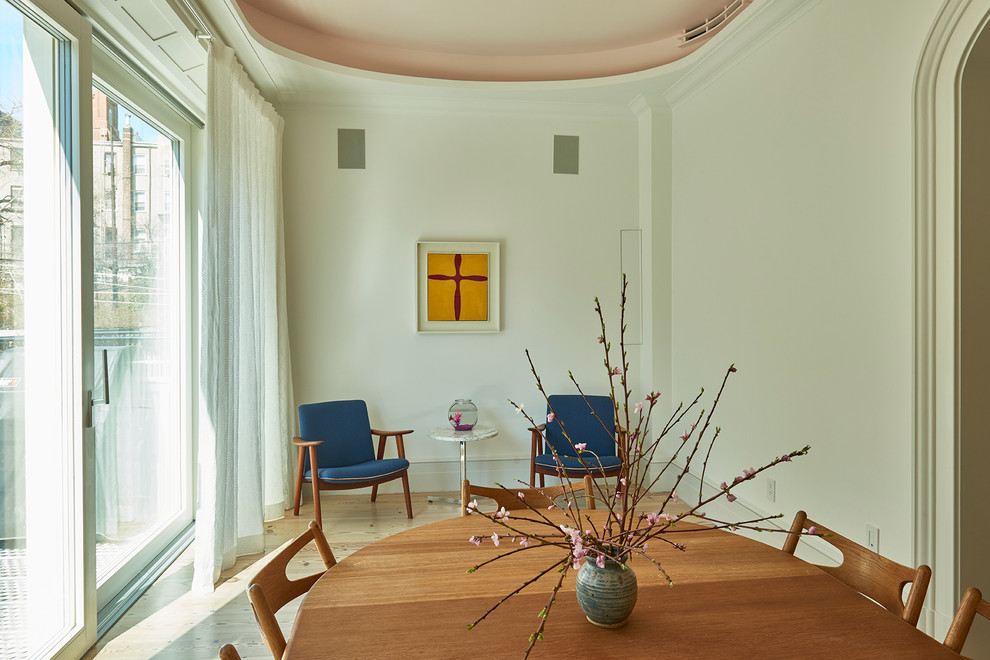 Exemple d'une salle à manger chic fermée et de taille moyenne avec un mur vert, parquet clair, aucune cheminée et un sol beige.