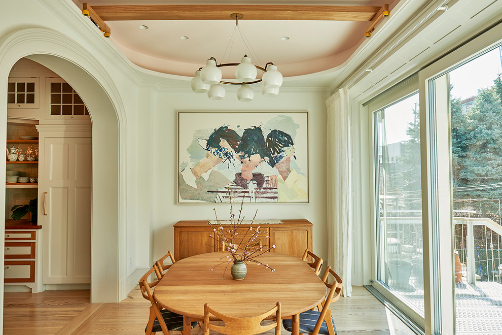 Esempio di una sala da pranzo classica chiusa e di medie dimensioni con pareti verdi, parquet chiaro, nessun camino e pavimento beige