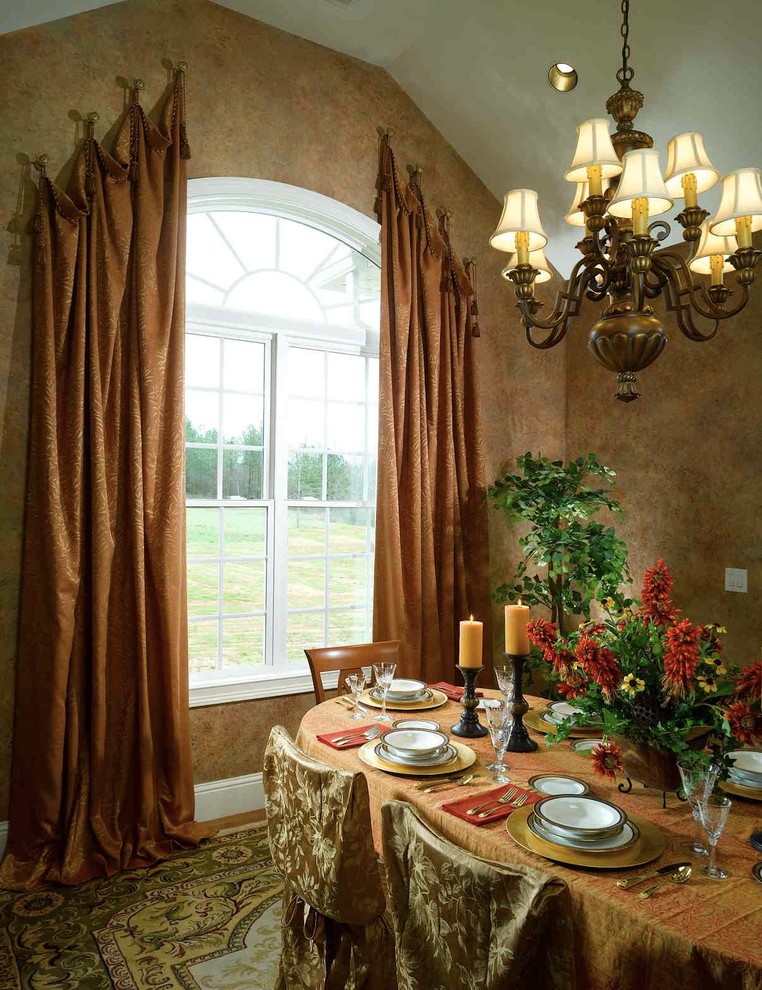 На фото: столовая в классическом стиле с коричневыми стенами